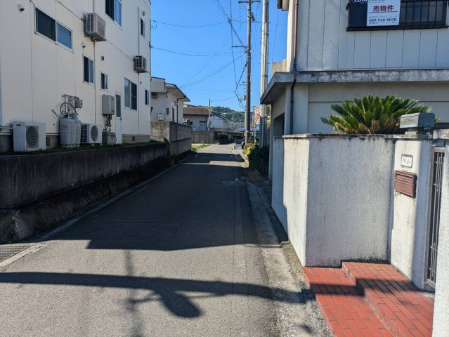 伊予市米湊戸建　1390万の前面道路含む現地写真