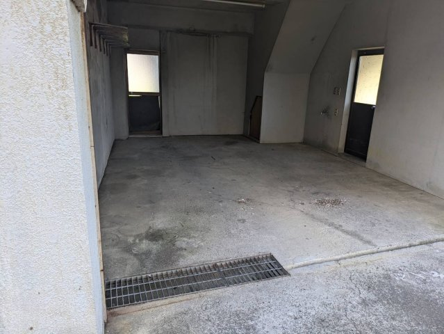 伊予市米湊戸建　1390万の駐車場