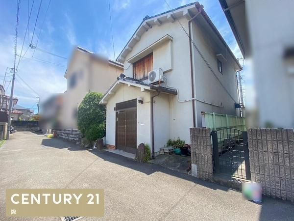 和歌山市東小二里町の中古一戸建の前面道路含む現地写真