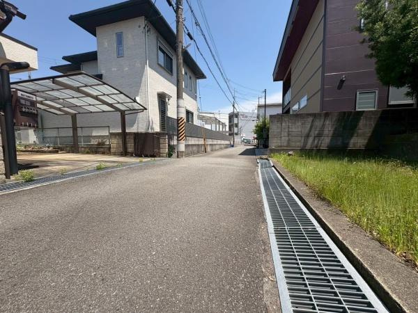 和歌山市三葛　中古戸建の前面道路含む現地写真