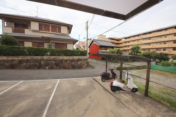 コーポ諏訪西大寺の駐車場