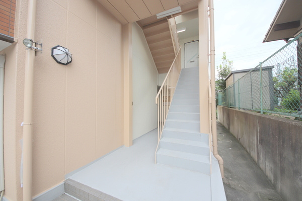 コーポ諏訪西大寺のエントランス