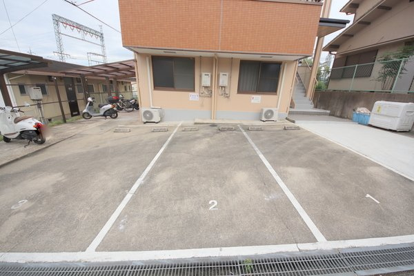 コーポ諏訪西大寺の駐車場
