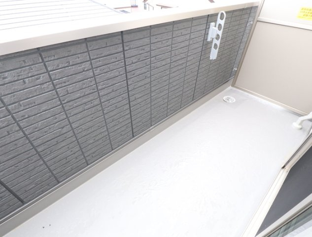 熊本市東区長嶺西２丁目のアパートのバルコニー