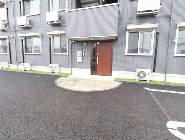 熊本市東区長嶺西２丁目のアパートのエントランス