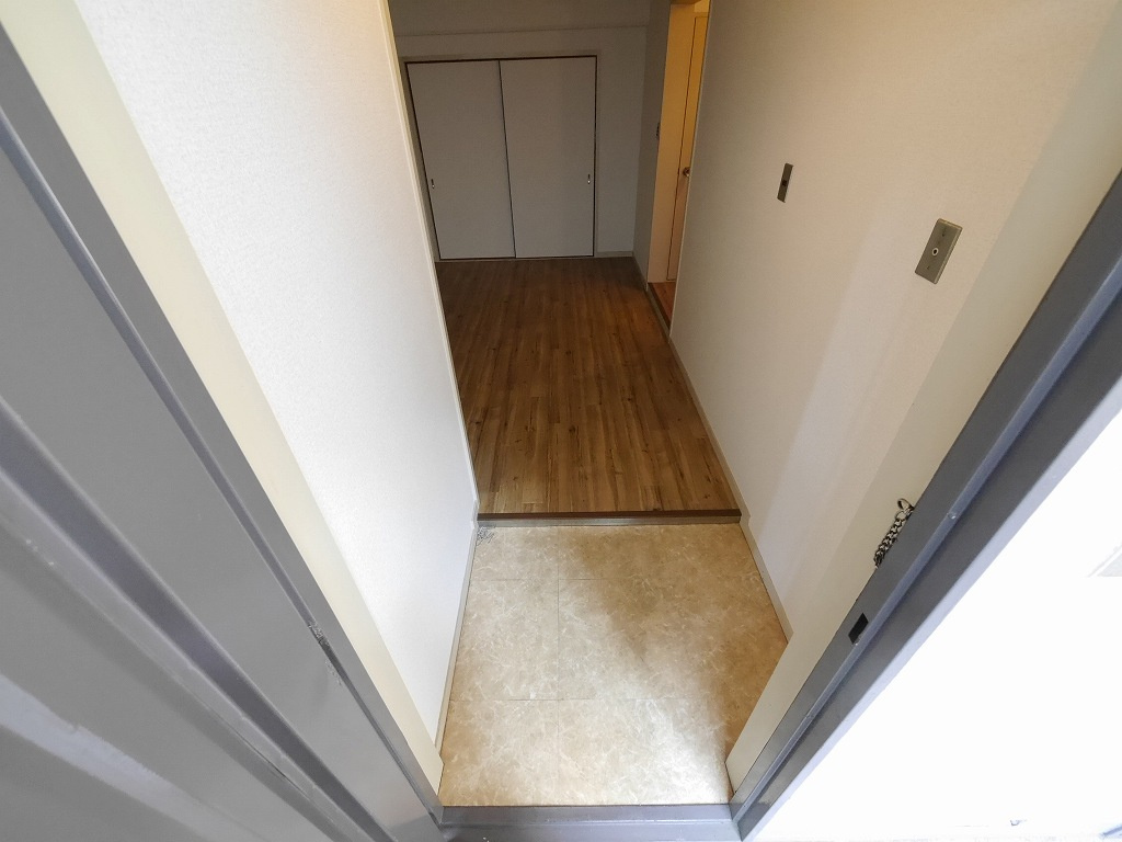 石上マンションの玄関