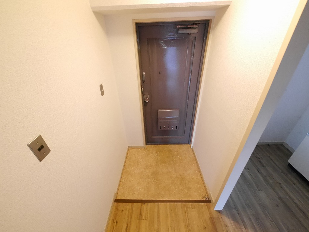 石上マンションの玄関