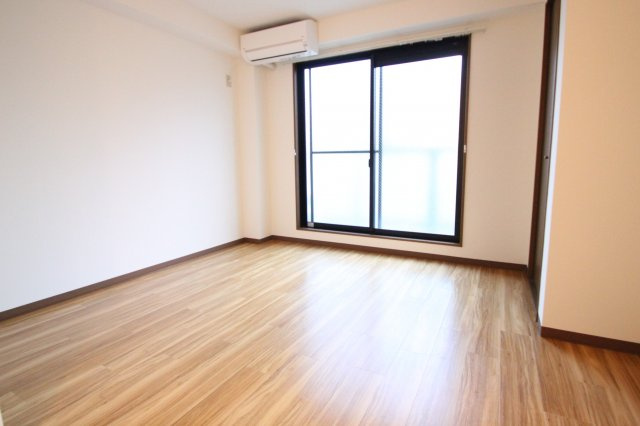 ＥＳＴ横沼　(近大　一人暮らし)の洋室|反転・8帖部屋写真