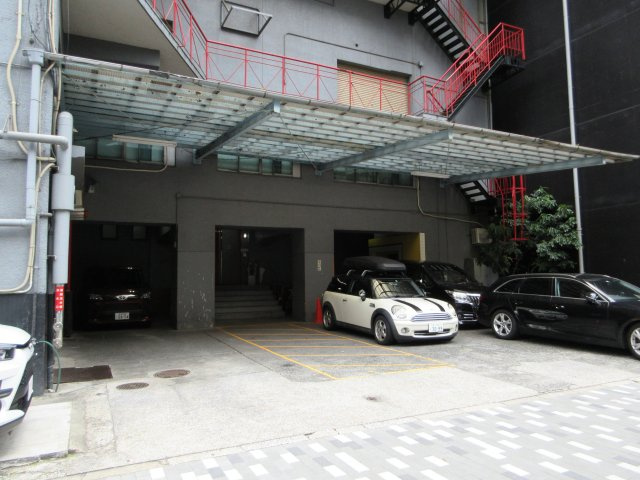港区海岸３丁目の倉庫の駐車場
