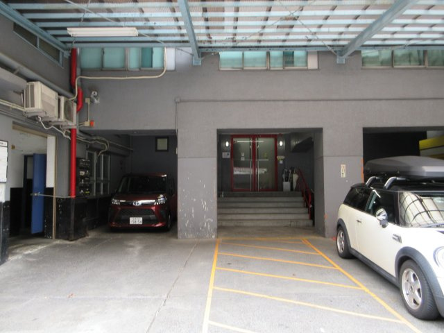 港区海岸３丁目の倉庫の駐車場