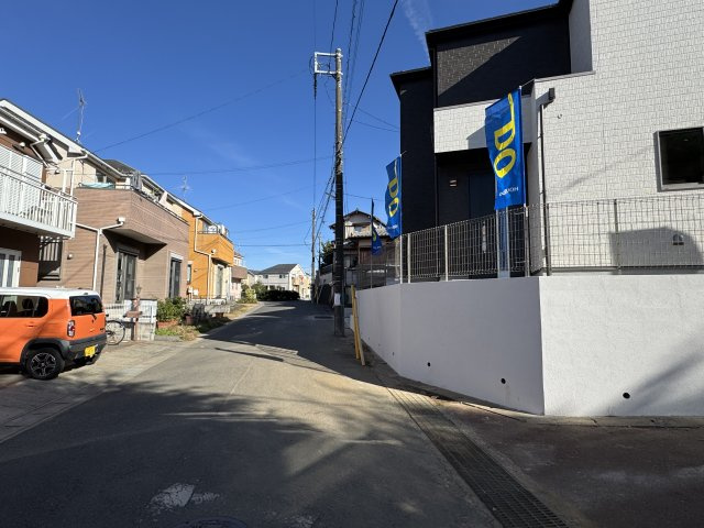 松戸市中金杉4丁目新築戸建【小金北小学校：8分】の前面道路含む現地写真|北側前面道路・幅員約6.7ｍ