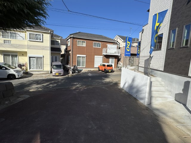 松戸市中金杉4丁目新築戸建【小金北小学校：8分】の前面道路含む現地写真|西側前面道路・幅員約6ｍ