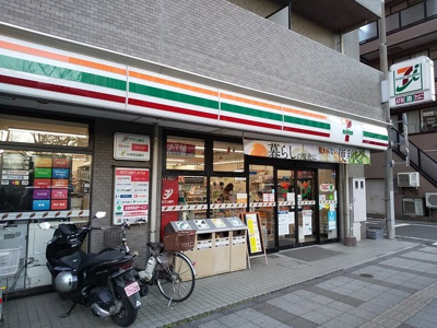 セブンイレブン港区芝３丁目店まで140ｍ