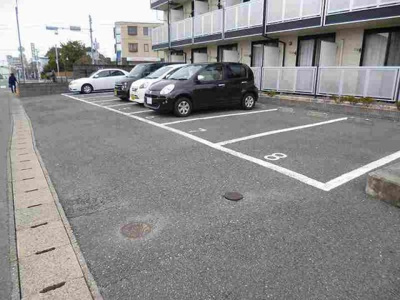 【駐車場】 | レオパレスパインフィールド | 写真と現状が異なる場合は現状を優先します。
