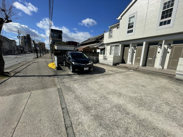 シャンテ若草の駐車場