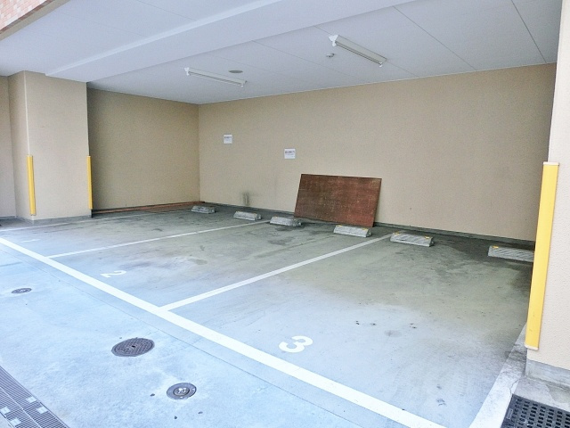 エステムコート難波Ⅱアレグリアの駐車場