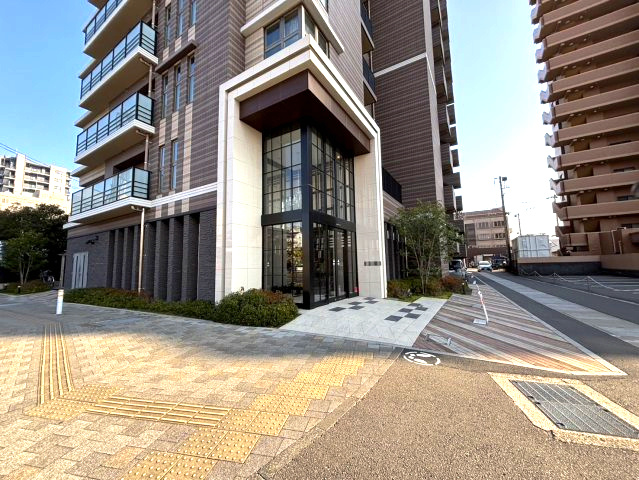 松山市岩崎町２丁目の中古マンションのエントランス