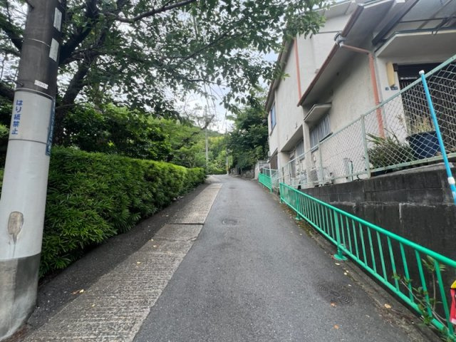 「建築条件付き土地」サンタウン野崎2丁目の前面道路含む現地写真|■前面道路も広く駐車もしやすいですよ♪♪