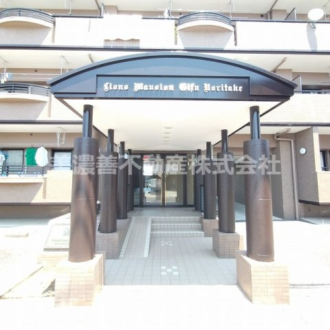 ６０４７１　ライオンズマンション岐阜則武の玄関