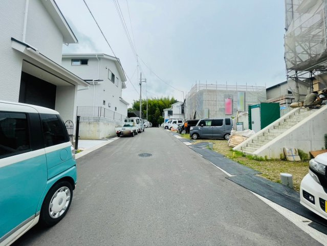 松尾上ノ山町3区画【1号地】|徒歩圏内にコンビニ・スーパー・ドラッグストアがあるので生活しやすく、小学校は徒歩５分で子育てに適した立地です♪