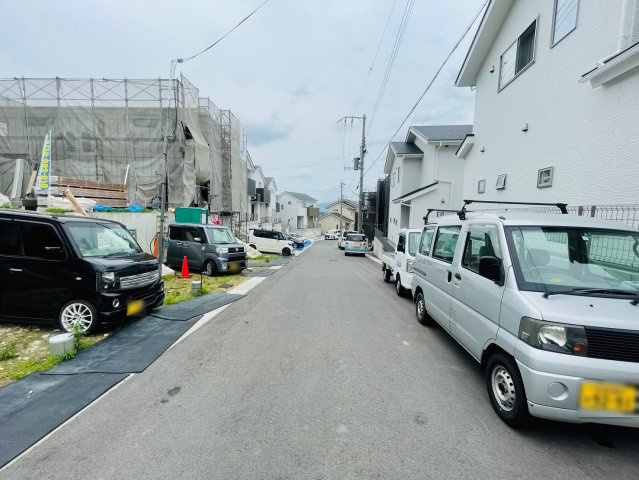 松尾上ノ山町3区画【1号地】|前道は広々６ｍ！
対向車とスムーズにすれ違える広さです。
運転が苦手な方にも安心♪