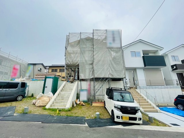 松尾上ノ山町3区画【1号地】|１階リビングですが一段上がった作りになっているので、通行人の視線が気になりにくい♪