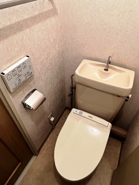 グランドメゾン六甲箕岡のトイレ|落ち着いた色調のトイレです