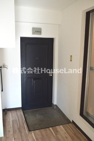 ルピナスかつらぎA棟の玄関