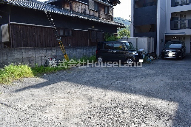 ルピナスかつらぎA棟の駐車場