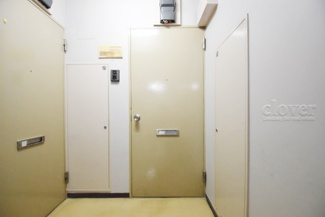【その他共用部分】 | 皆様をお迎えする、お部屋の玄関ドア。開けやすさや開放角度、ドアノブの操作しやすさや鍵の形状などを、現地で一度ご確認ください。～即日のご見学可能～　お問合せはお気軽にどうぞ。