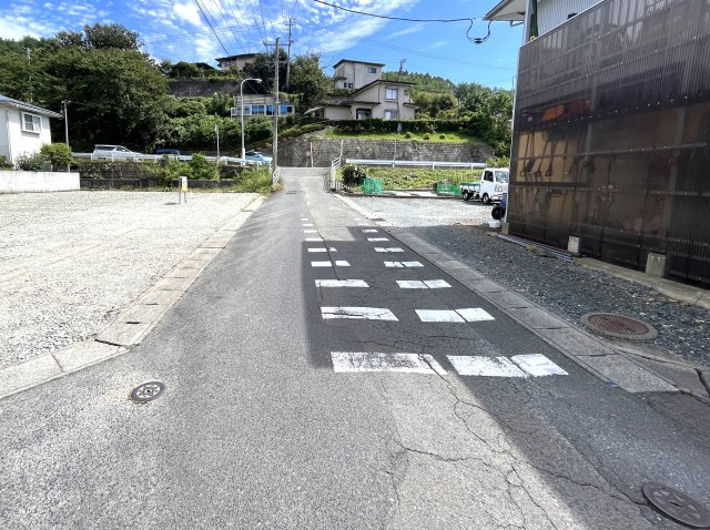 山岸118坪売地の外観|前面道路も幅員が十分にあります。