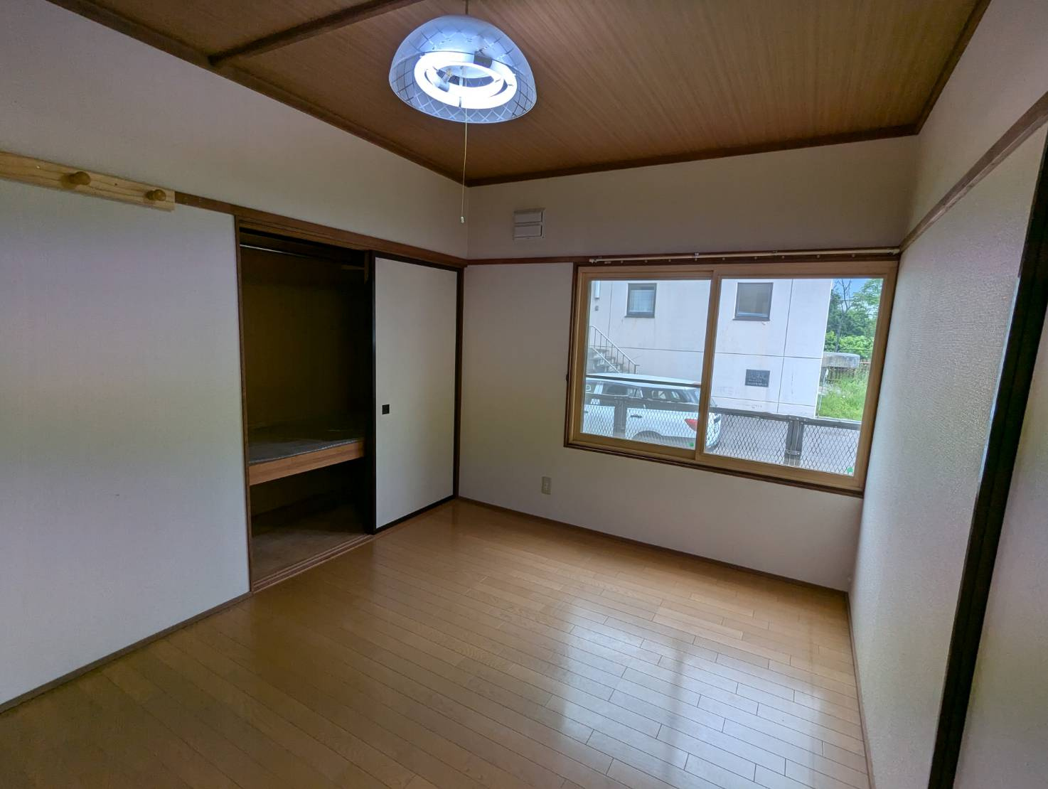 レイクサイドビューの洋室