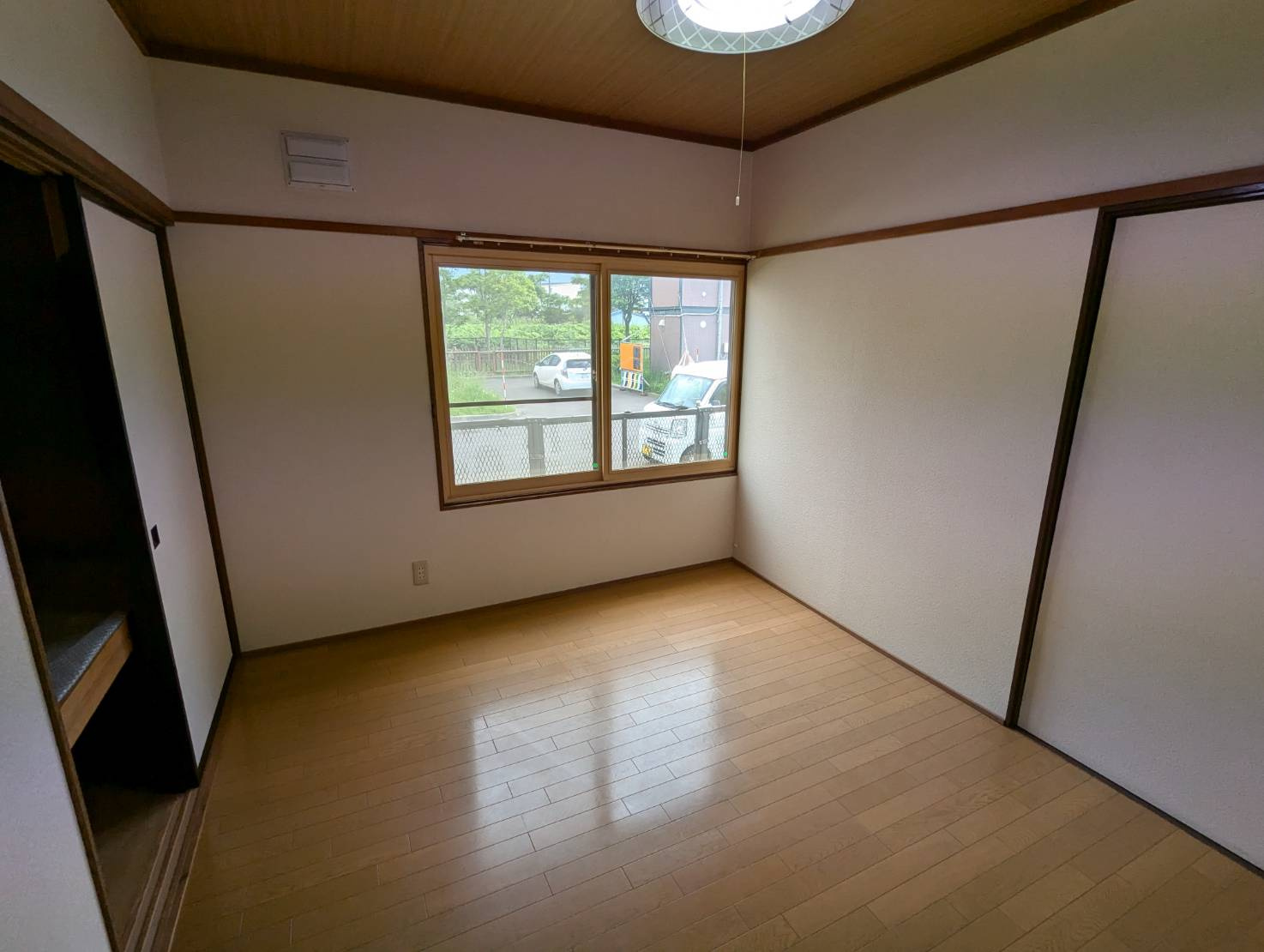 レイクサイドビューの洋室