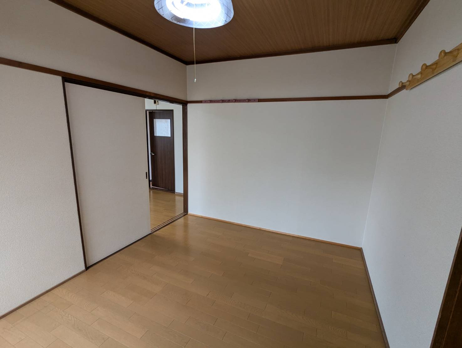 レイクサイドビューの洋室