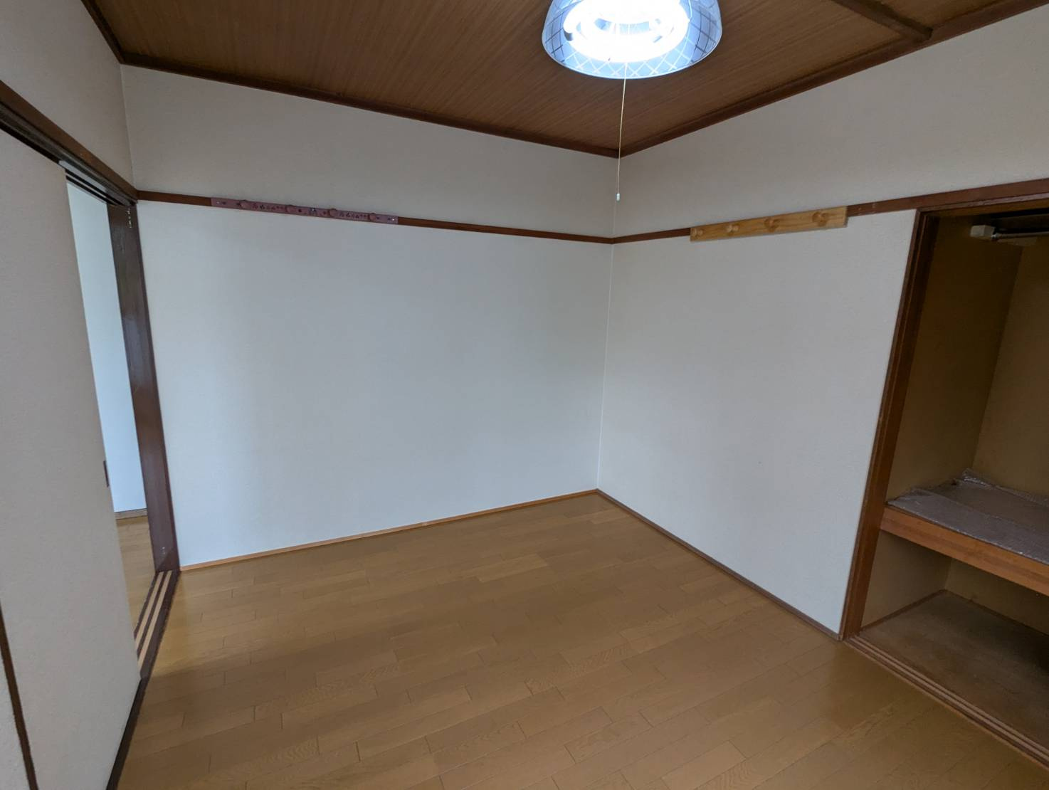 レイクサイドビューの洋室