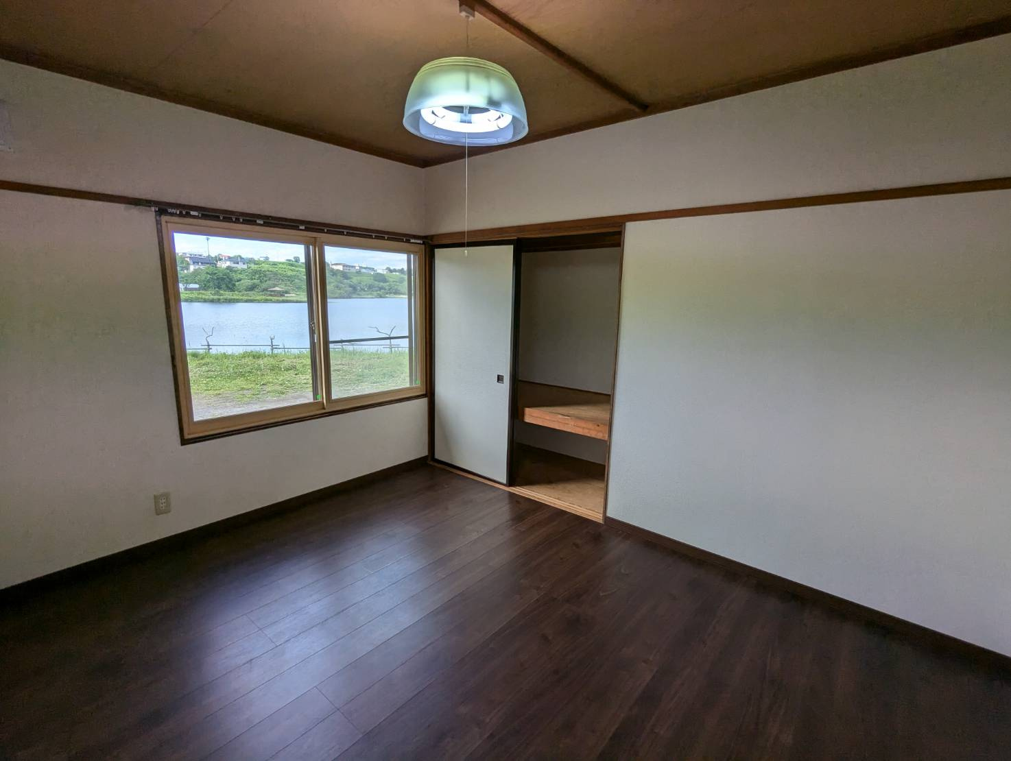 レイクサイドビューの洋室