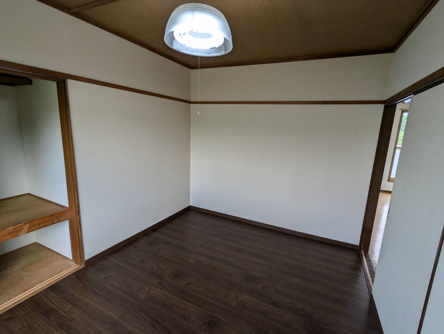 レイクサイドビューの洋室