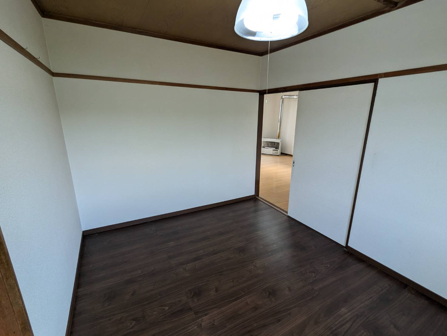 レイクサイドビューの洋室