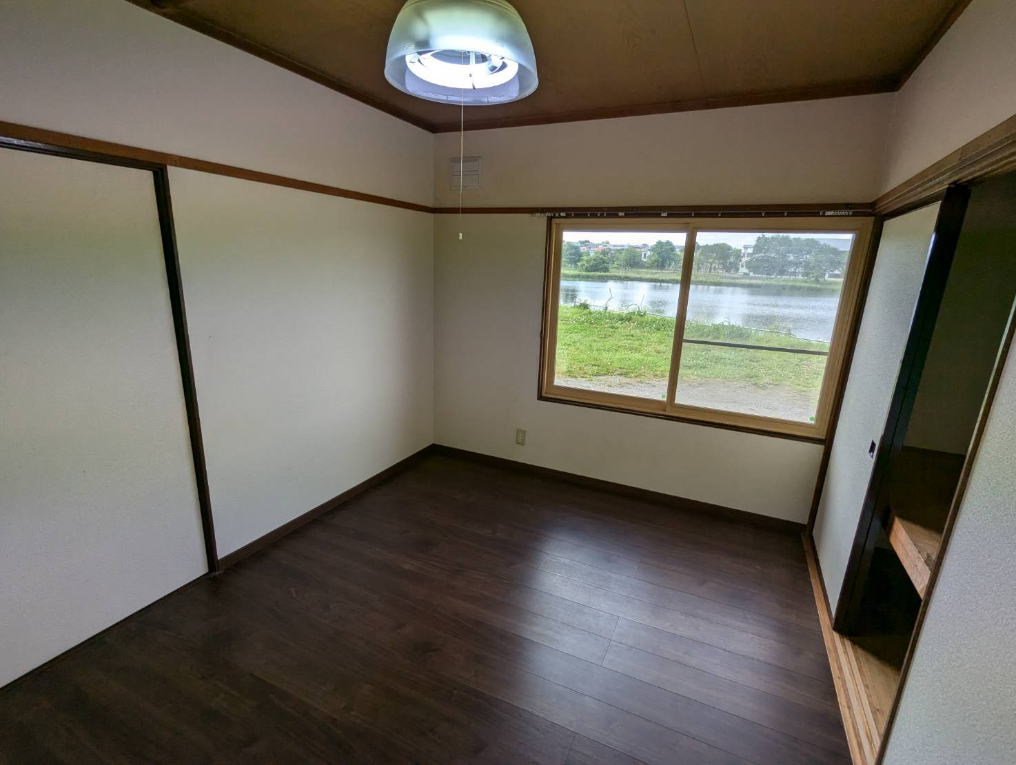 レイクサイドビューの洋室