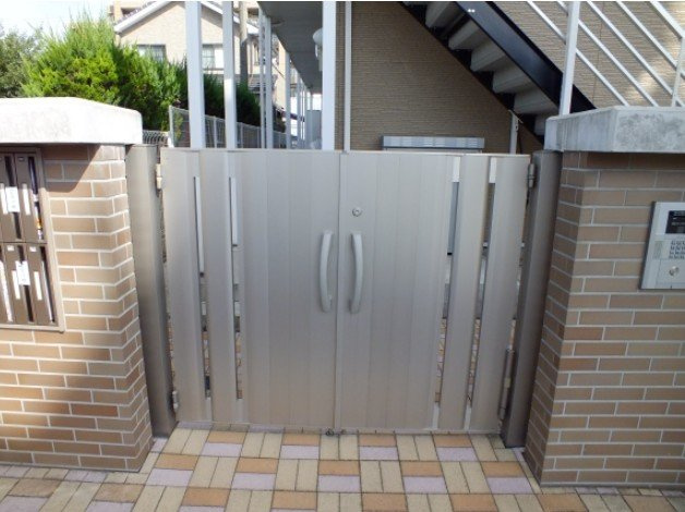 レオパレスコニファーⅡのエントランス