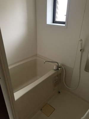 【浴室】 | ヴェルファーレ | お風呂には窓もあります