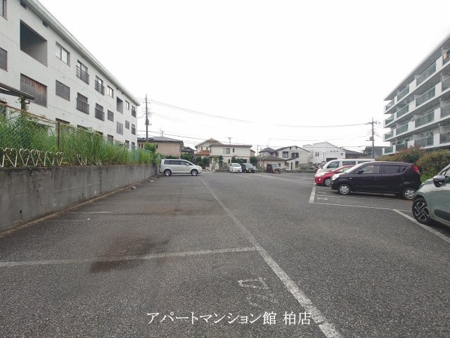 柏沼南台サンパワーA棟の駐車場