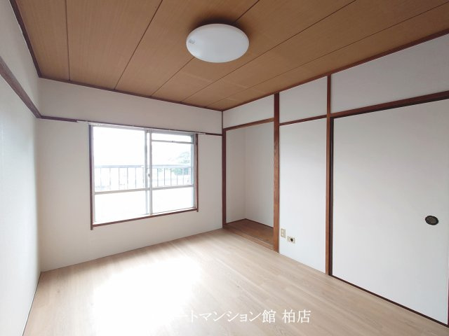 柏沼南台サンパワーA棟の居間・リビング