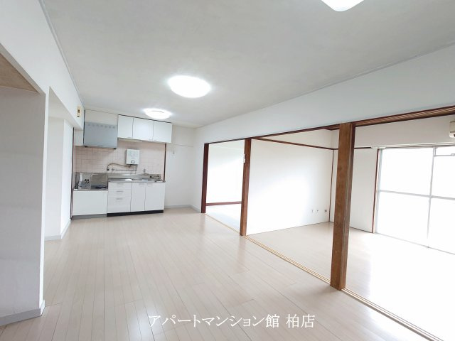 柏沼南台サンパワーA棟の居間・リビング
