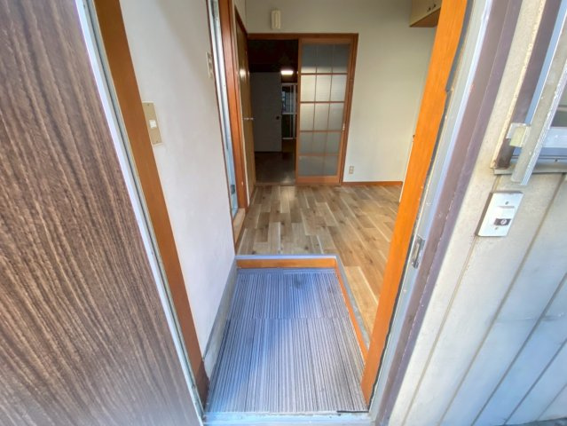 コーポさつきの玄関