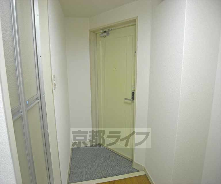 メルシーメゾネット今出川の玄関