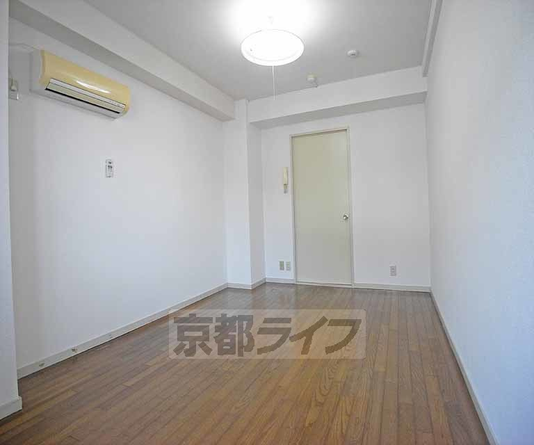 メルシーメゾネット今出川の居間・リビング