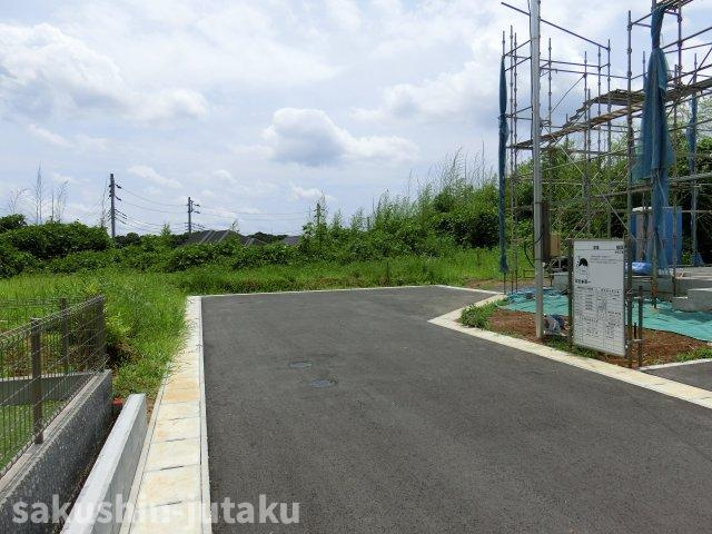 長作町　売地の前面道路含む現地写真|長作町　売地　建築条件なし　37.8坪　整形地　更地　高台に立地　開放的