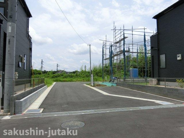 長作町　売地の前面道路含む現地写真|長作町　売地　建築条件なし　37.8坪　整形地　更地　高台に立地　開放的
