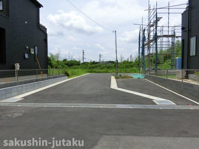 長作町　売地の前面道路含む現地写真|長作町　売地　建築条件なし　37.8坪　整形地　更地　高台に立地　開放的